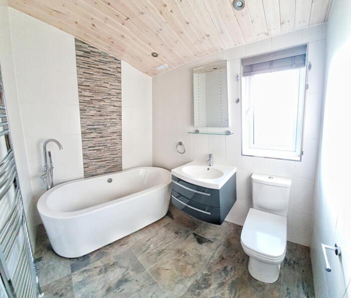 באלוך Skyline Lodge Loch Lomond Castle Lodges מראה חיצוני תמונה